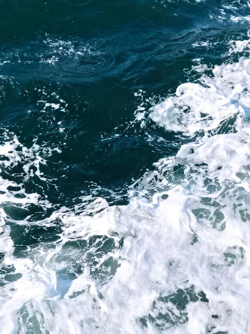 Free Dynamic waves crashing in the İstanbul sea, showcasing vibrant blue waters. Stock Photo