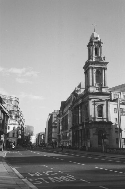 Darmowe zdjęcie z galerii z 35 mm, budynki, czarny i biały