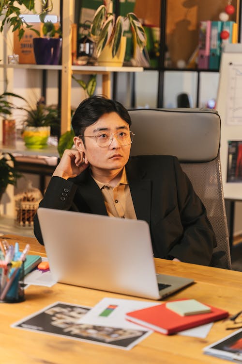 남자, 노트북, 사무실의 무료 스톡 사진