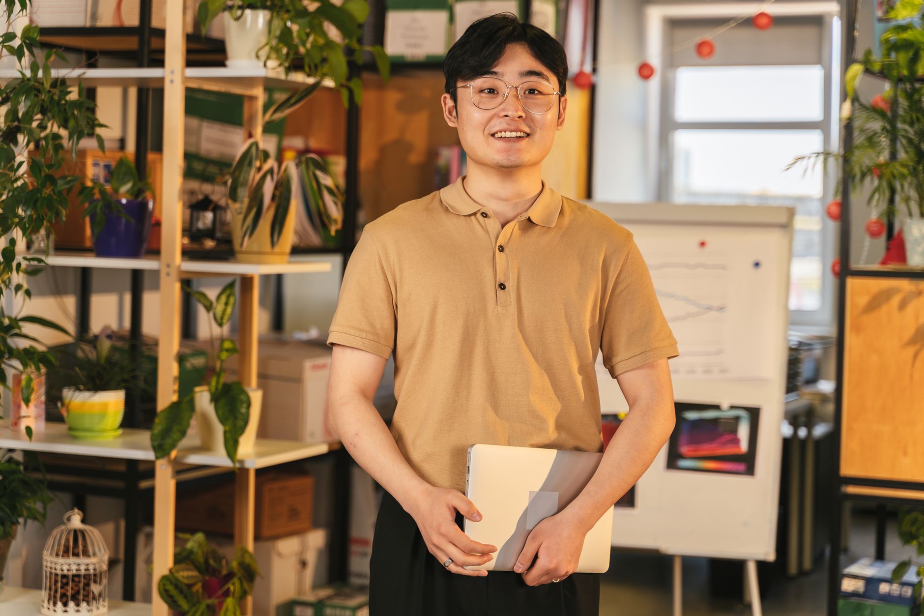 Người quản lý nhân sự đang xem xét hồ sơ ứng viên trên máy tính.