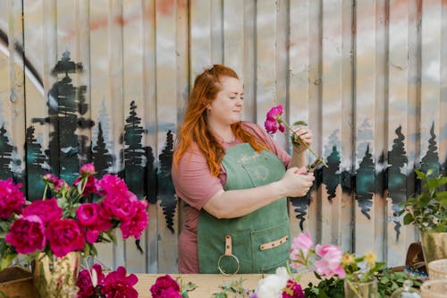 Immagine gratuita di donna, fiori rosa, fiorista