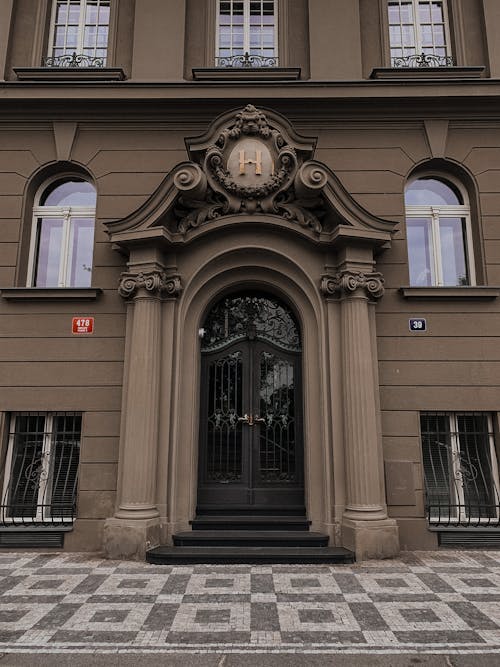 Foto profissional grátis de arcada, estrutura de concreto, janelas