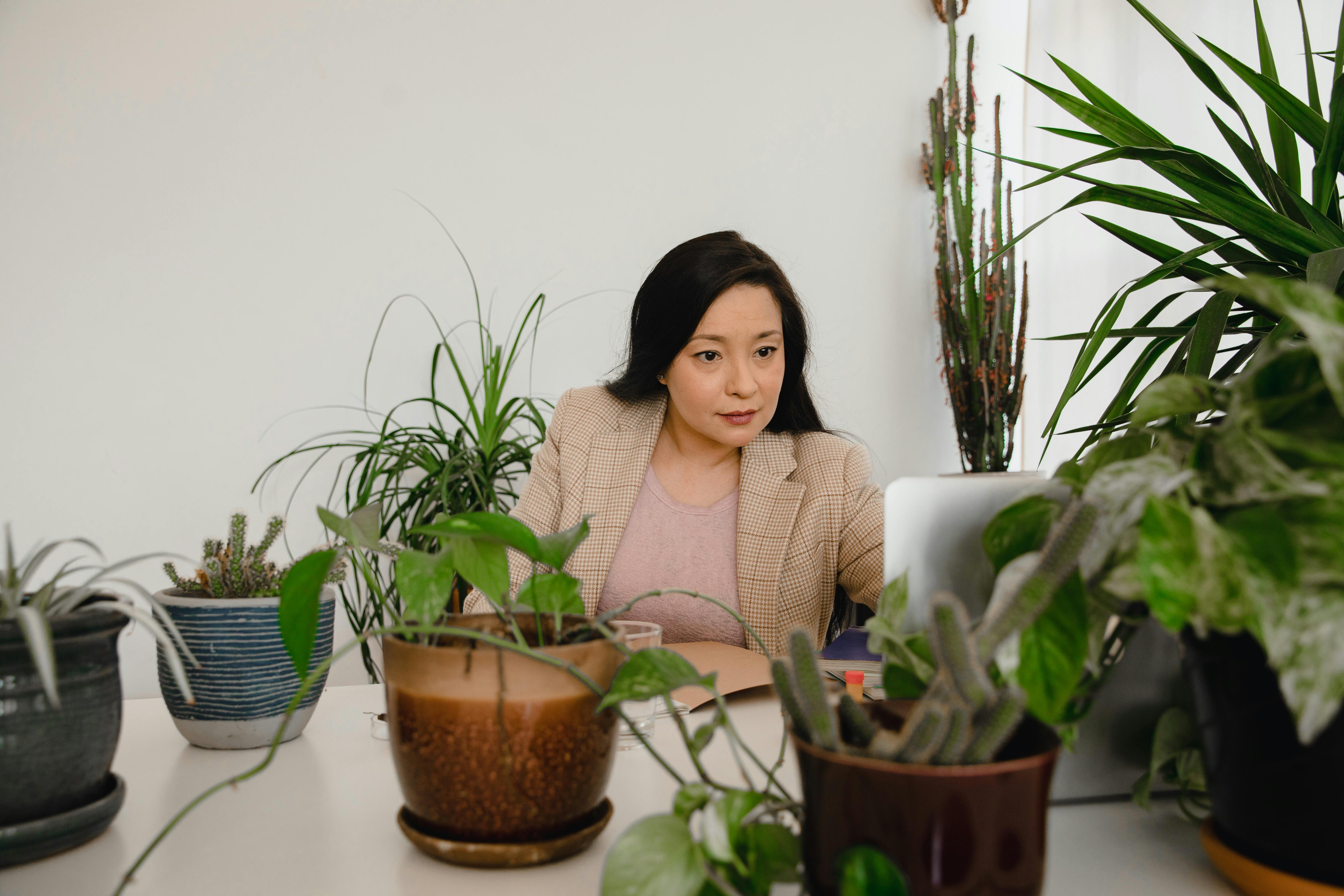 腰痛のツボの原因を確認する姿勢チェックのイメージ