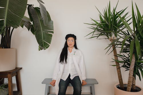 Безкоштовне стокове фото на тему «азіатська жінка, берети, білі довгі рукави»