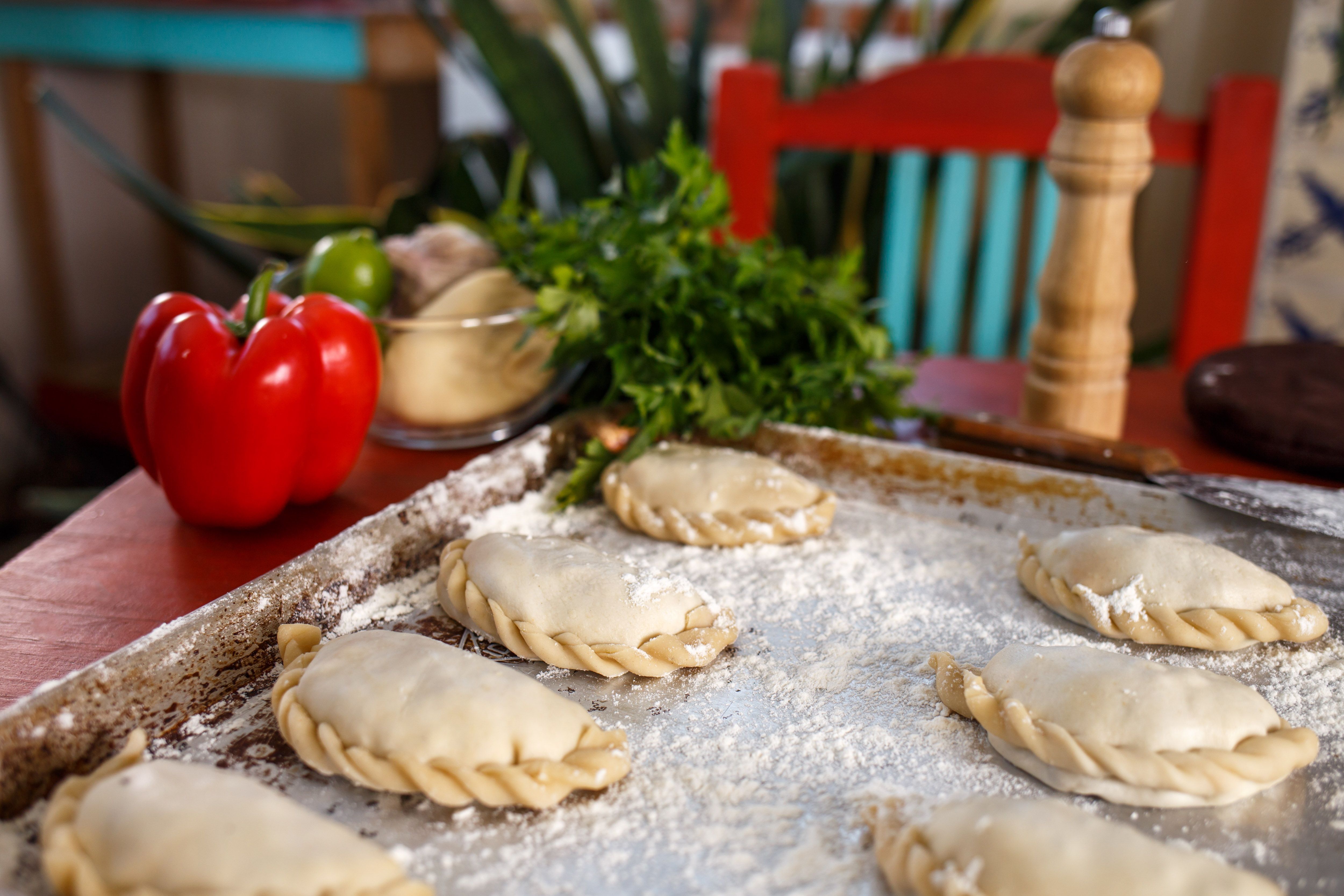 Fotomural Empanadas caseras sabrosas listas para hornear con ingredientes frescos.