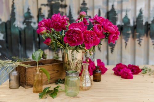 一束花, 插花, 木桌 的 免费素材图片