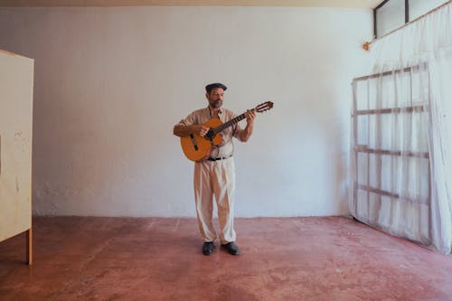 Бесплатное стоковое фото с акустическая гитара, Бородатый, в помещении