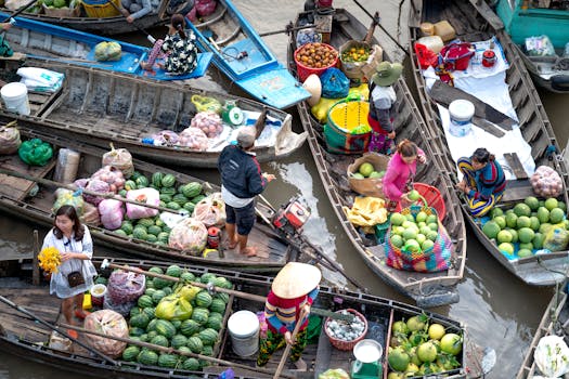 Vibrant floating market in Vietnam showcasing boats filled with fresh fruits and local vendors.