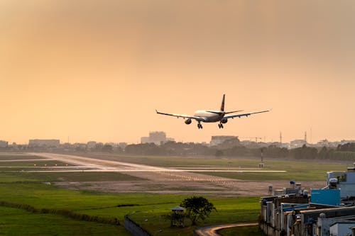 Foto profissional grátis de aeronave, aeroporto, airbus