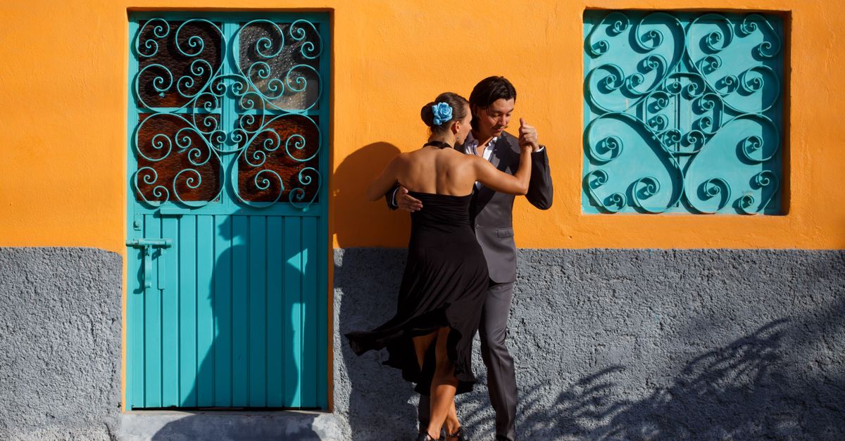 Couple in an abrazo during a milonga