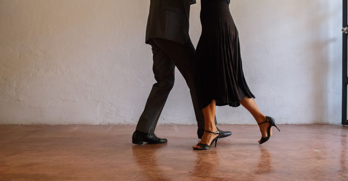 Couple in an abrazo during a milonga