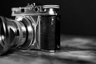 这是一张黑白经典复古相机的特写，展现了其复古设计