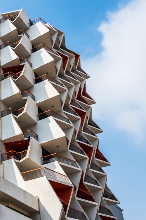 Free Captivating low-angle view of architectural facade in Dubai with geometric details. Stock Photo