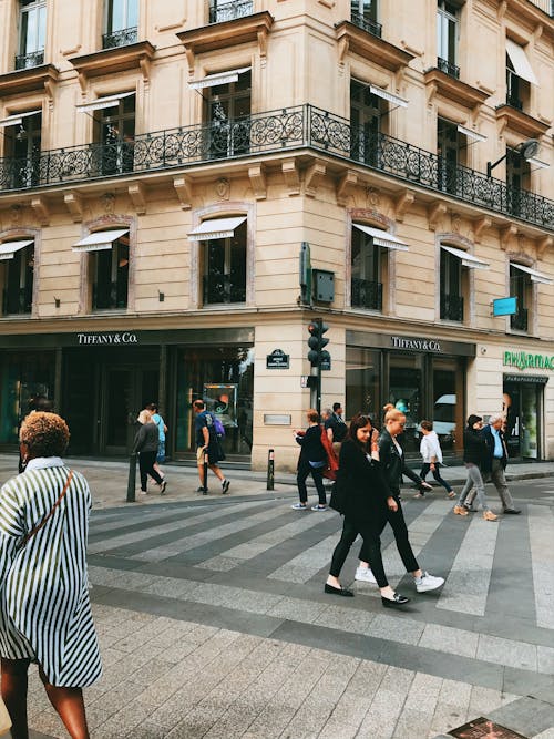 Immagine gratuita di camminando, persone, tiro verticale