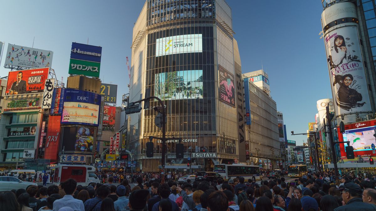 渋谷の交差点を行き交う人々(イメージ)