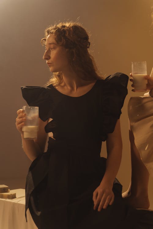 Základová fotografie zdarma na téma držení, mléko, nápoj