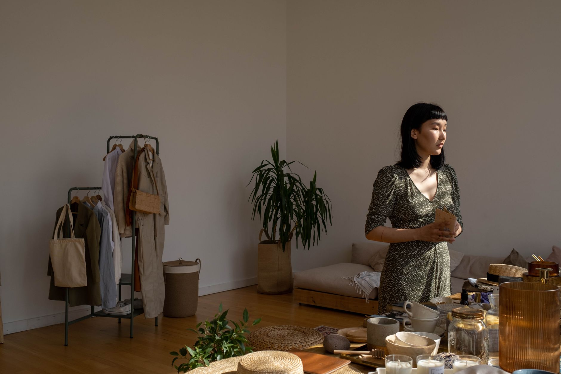 Người phụ nữ Châu Á đang dọn dẹp hộp thư đến, hủy đăng ký email không cần thiết.