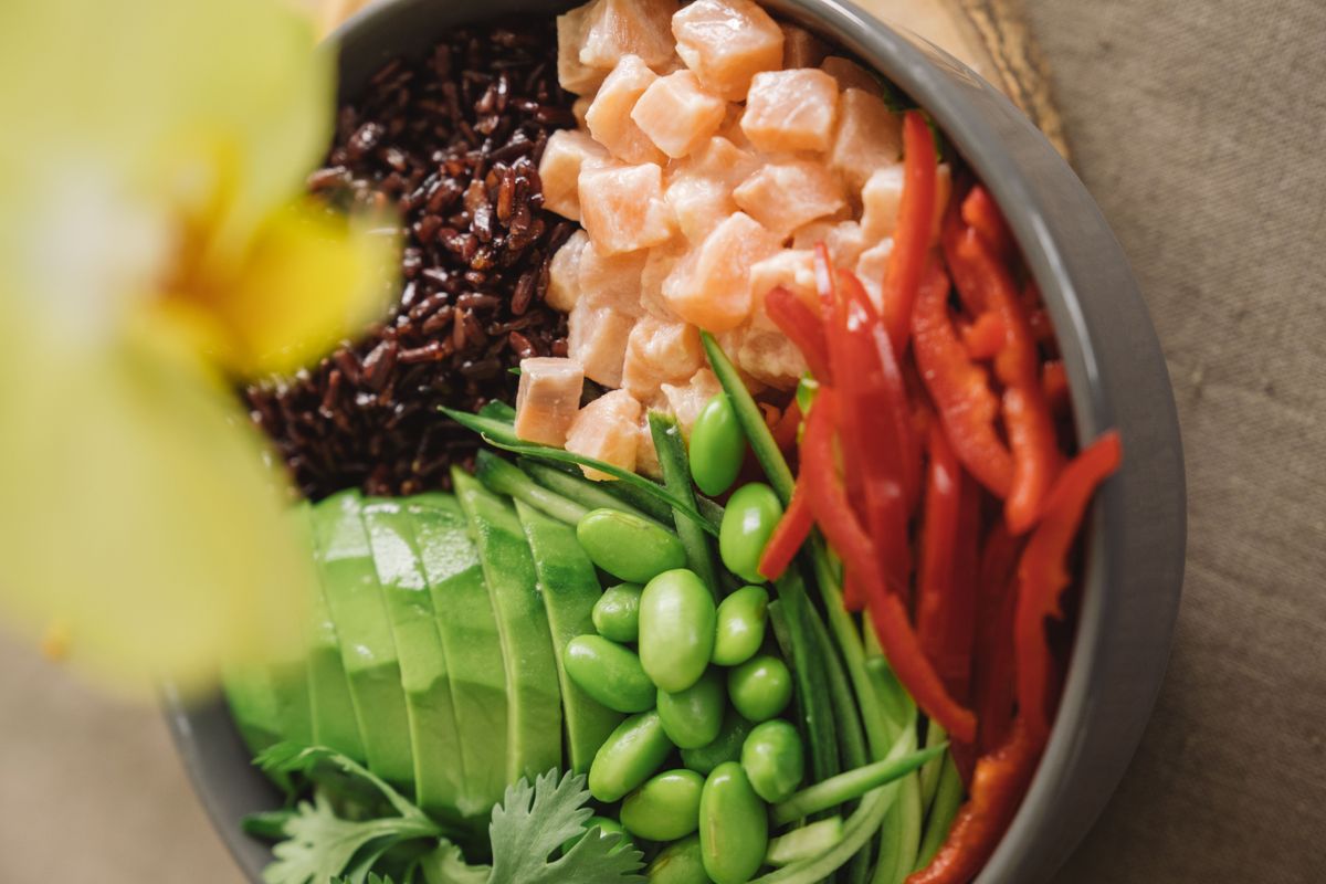 Donburi de salmón y aguacate, receta con su lista de la compra