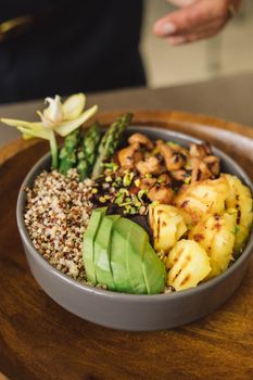 Bol de quinoa aux légumes grillés