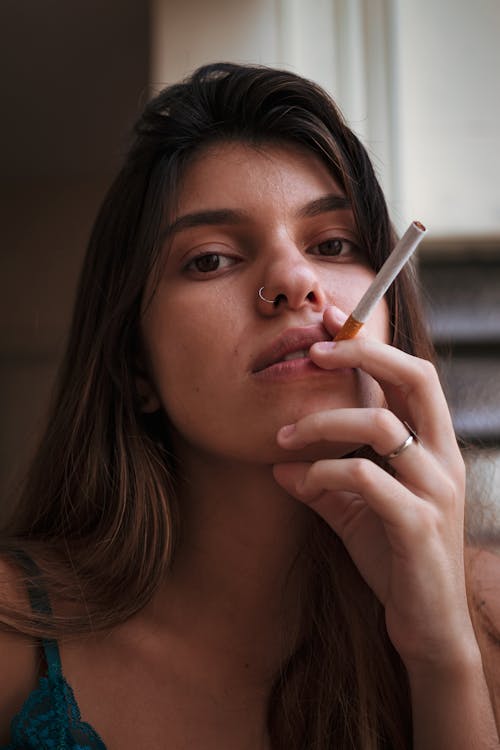 Foto profissional grátis de cara, cigarro, foco seletivo