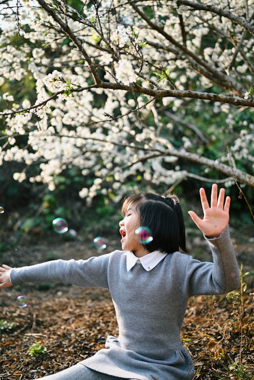 Безкоштовне стокове фото на тему «азіатська дівчина, бульбашки повітря, вертикальні постріл» стокове фото