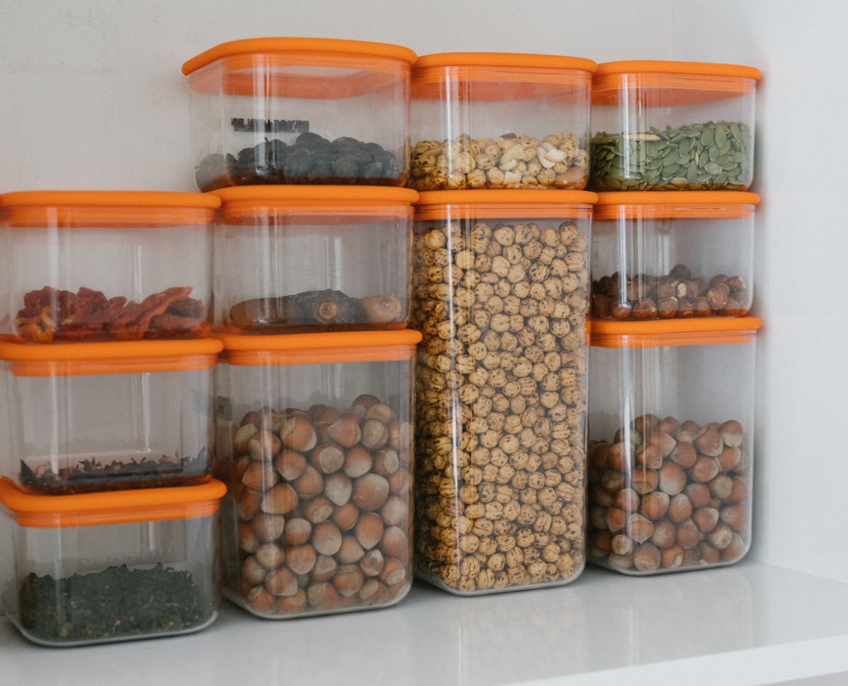 Containers de plástico transparente organizados na prateleira da cozinha