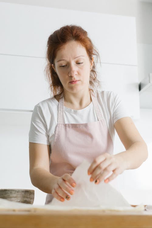 Ilmainen kuvapankkikuva tunnisteilla esiliina, kokkausaika, naine