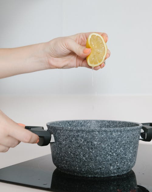 Immagine gratuita di cucinando, limone, mani