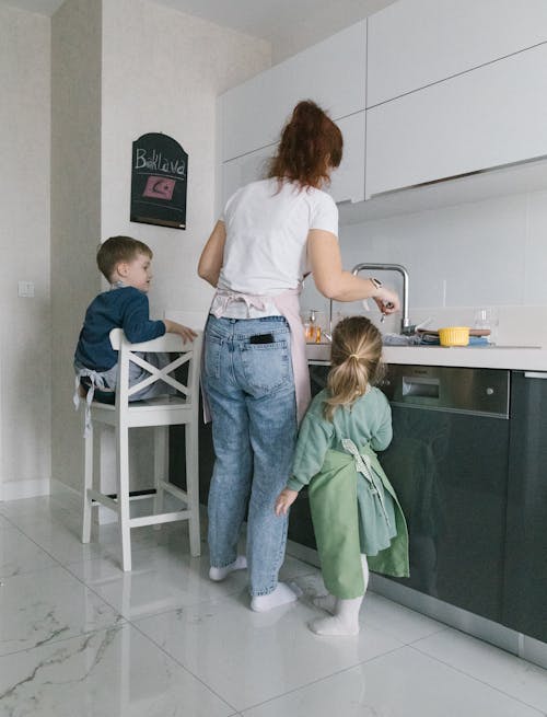 Foto profissional grátis de cozimento, cozinha, crianças