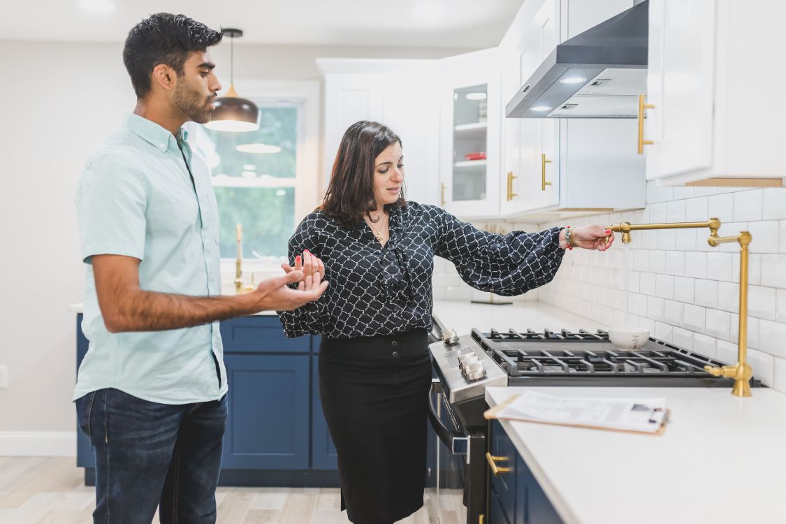 Visite et expertise d'un bien immobilier Expert immobilier présentant les détails d'un bien lors d'une visite guidée en intérieur