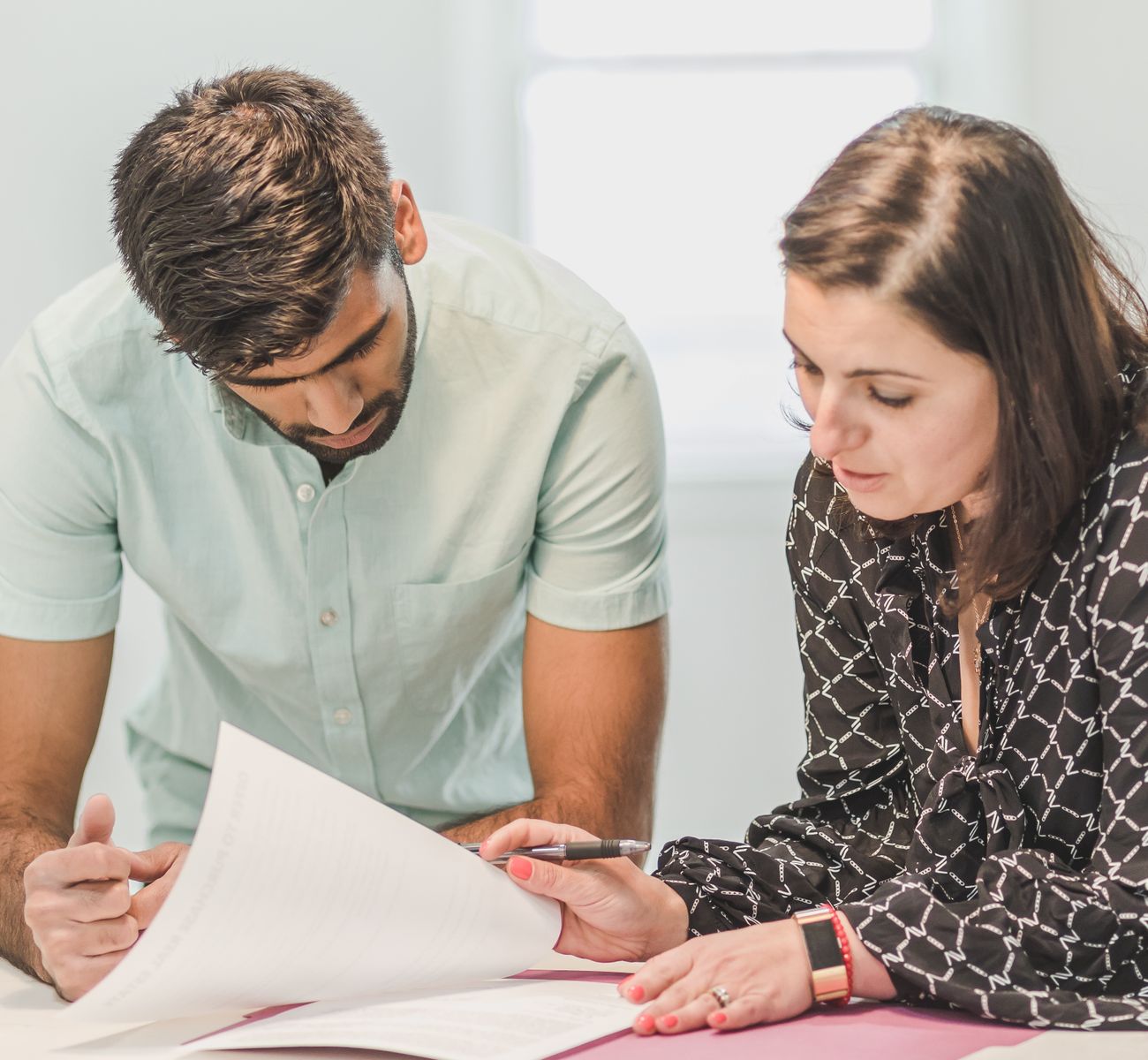 Consultores revisando con un cliente la documentación de una ayuda
