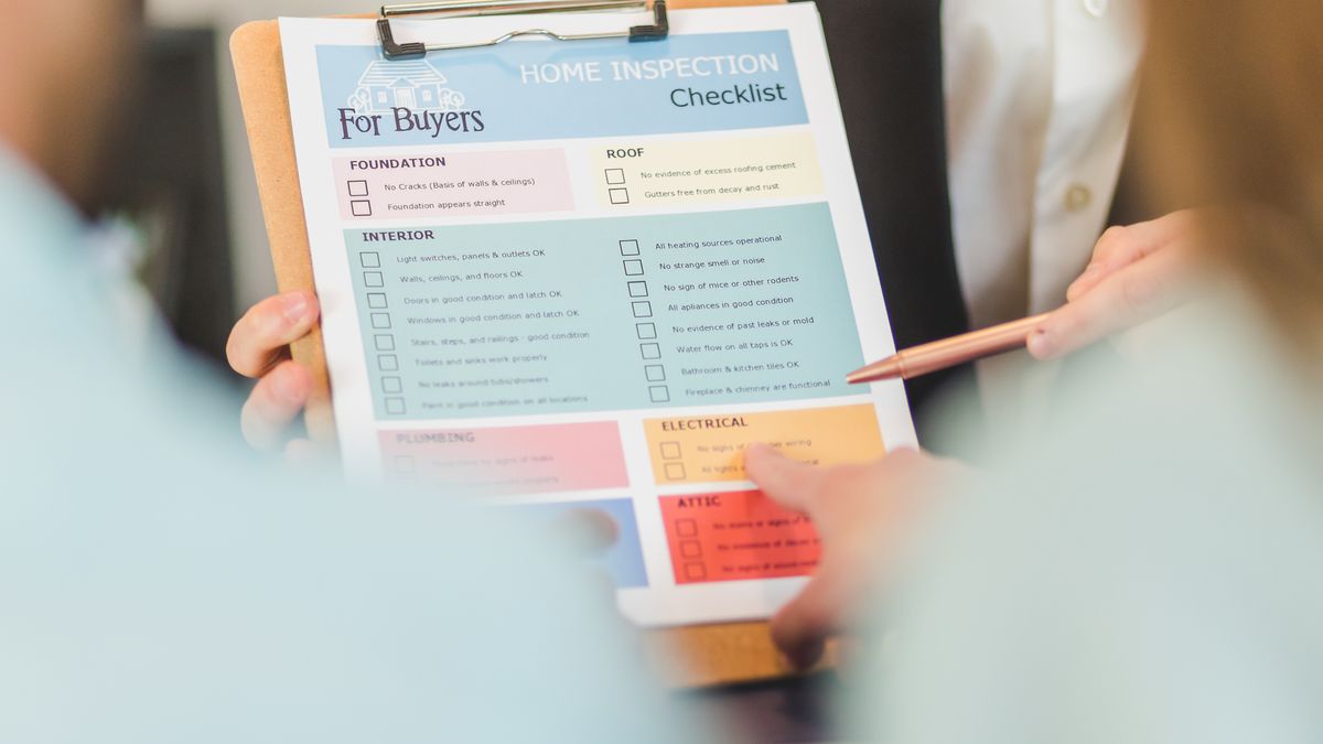 Checklist numa prancheta — lista de verificação do telhado antes do inverno Checklist numa prancheta — lista de verificação do telhado antes do inverno