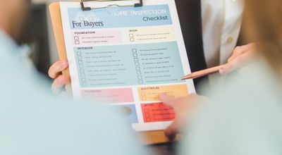 Checklist numa prancheta — lista de verificação do telhado antes do inverno Checklist numa prancheta — lista de verificação do telhado antes do inverno