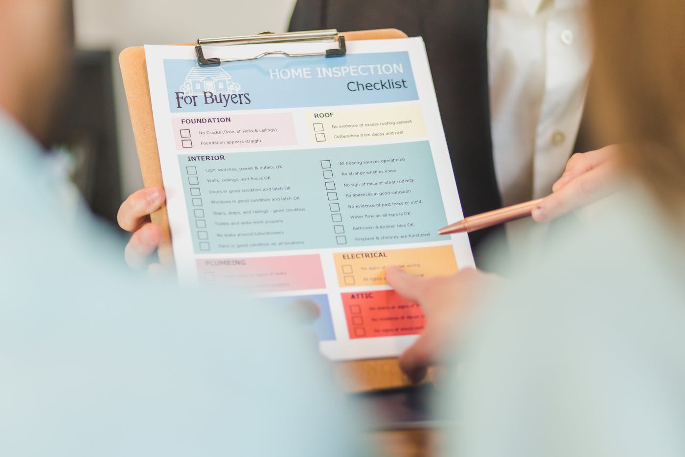 Primo piano di una checklist stampata su un clipboard in revisione