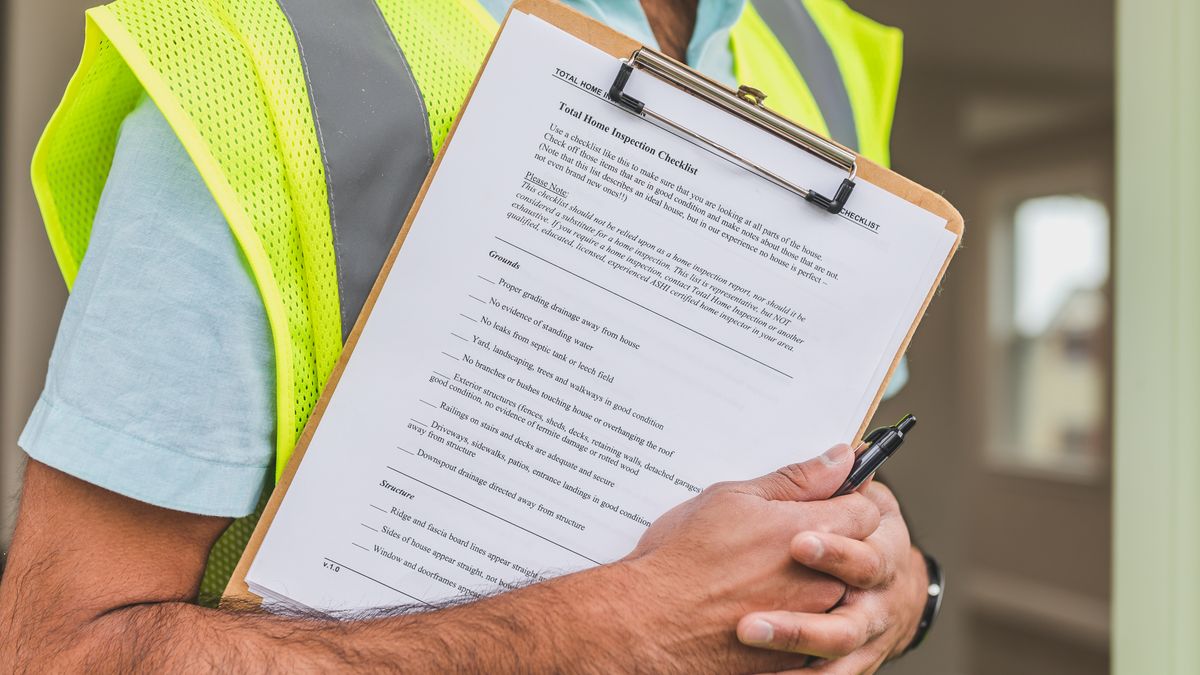 Técnico em vestuário de segurança com prancheta durante uma inspeção — o que esperar da visita de avaliação técnica gratuita Técnico em vestuário de segurança com prancheta durante uma inspeção — o que esperar da visita de avaliação técnica gratuita