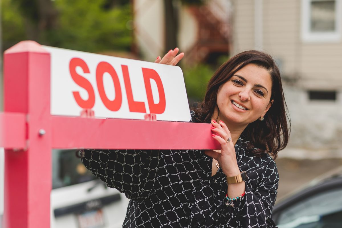 Person signing real estate paperwork