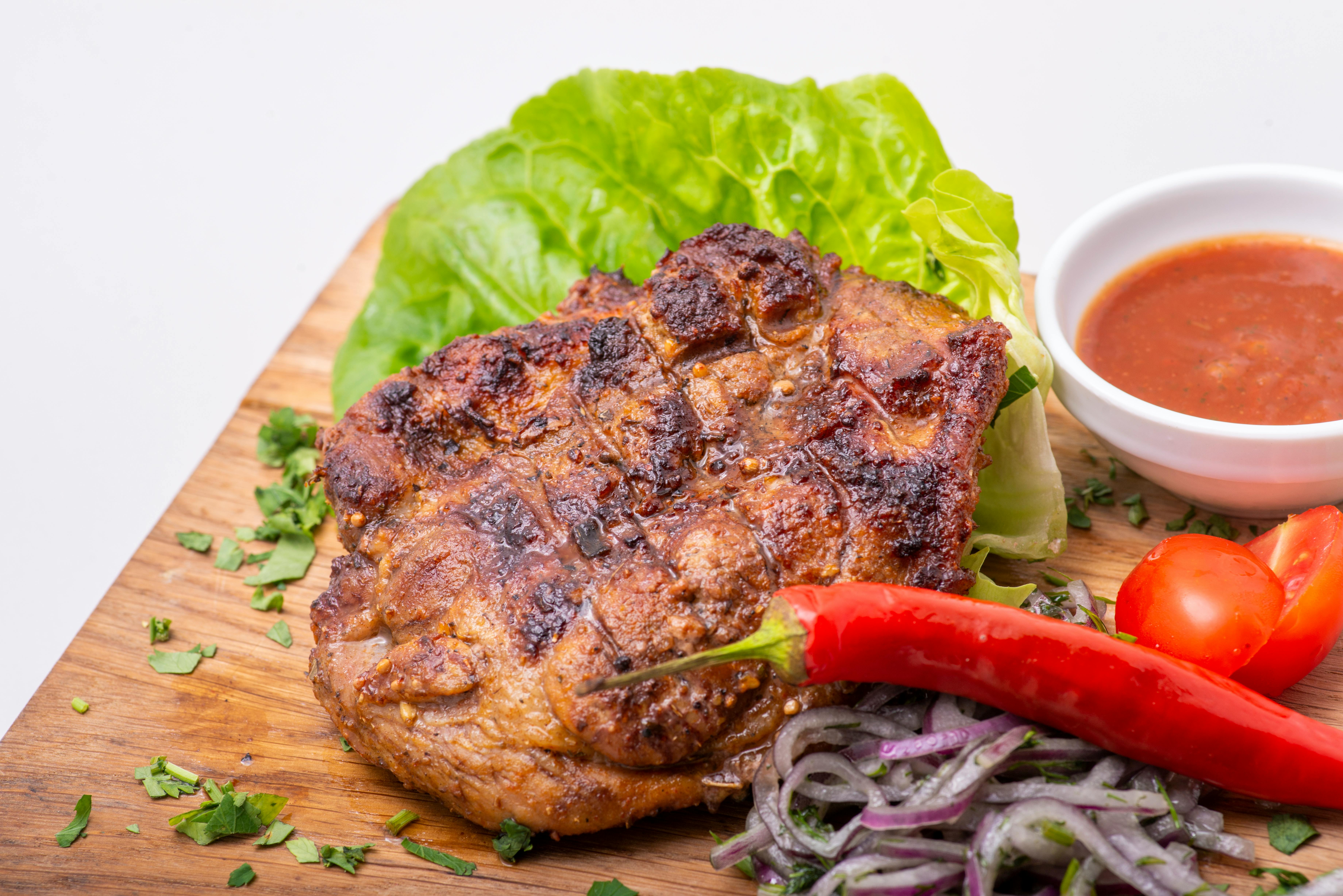 Do you put tomato paste in chili?