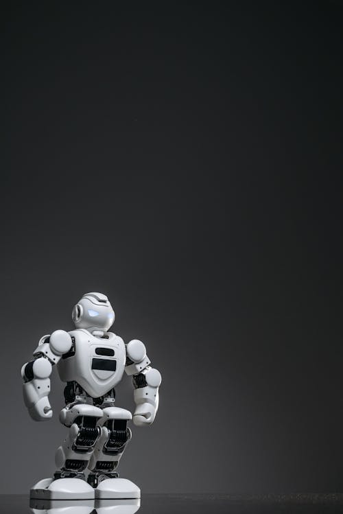 Free A Robot Standing on a Flat Surface Stock Photo