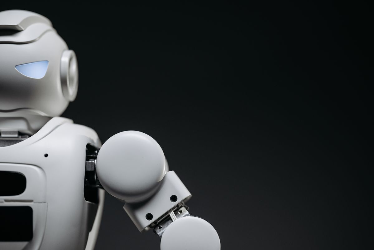 Robô grayscale em cena futurista, representando os limites da automação com inteligência artificial