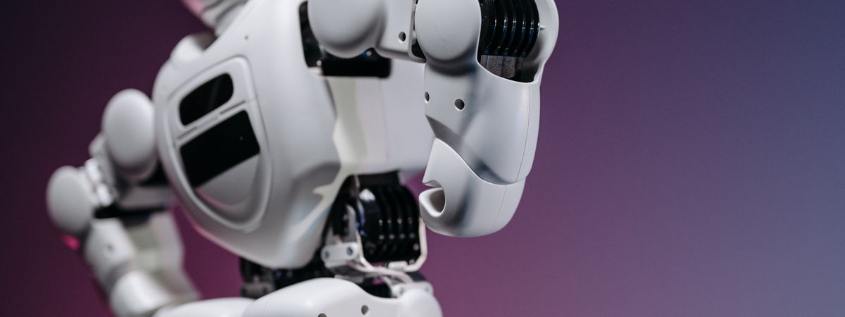 Robot blanco sobre fondo rosa y morado