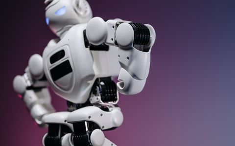 Robot blanco sobre fondo rosa y morado
