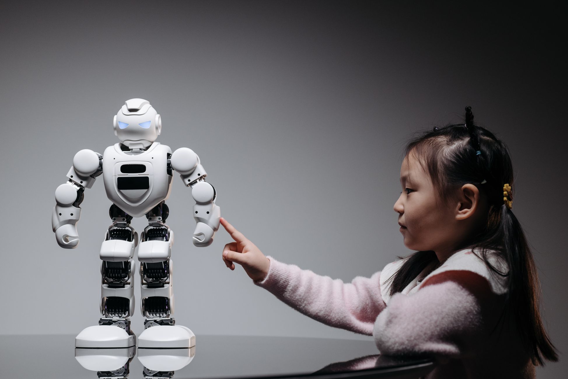 Chinese robot met pruik trapt kind tijdens evenement