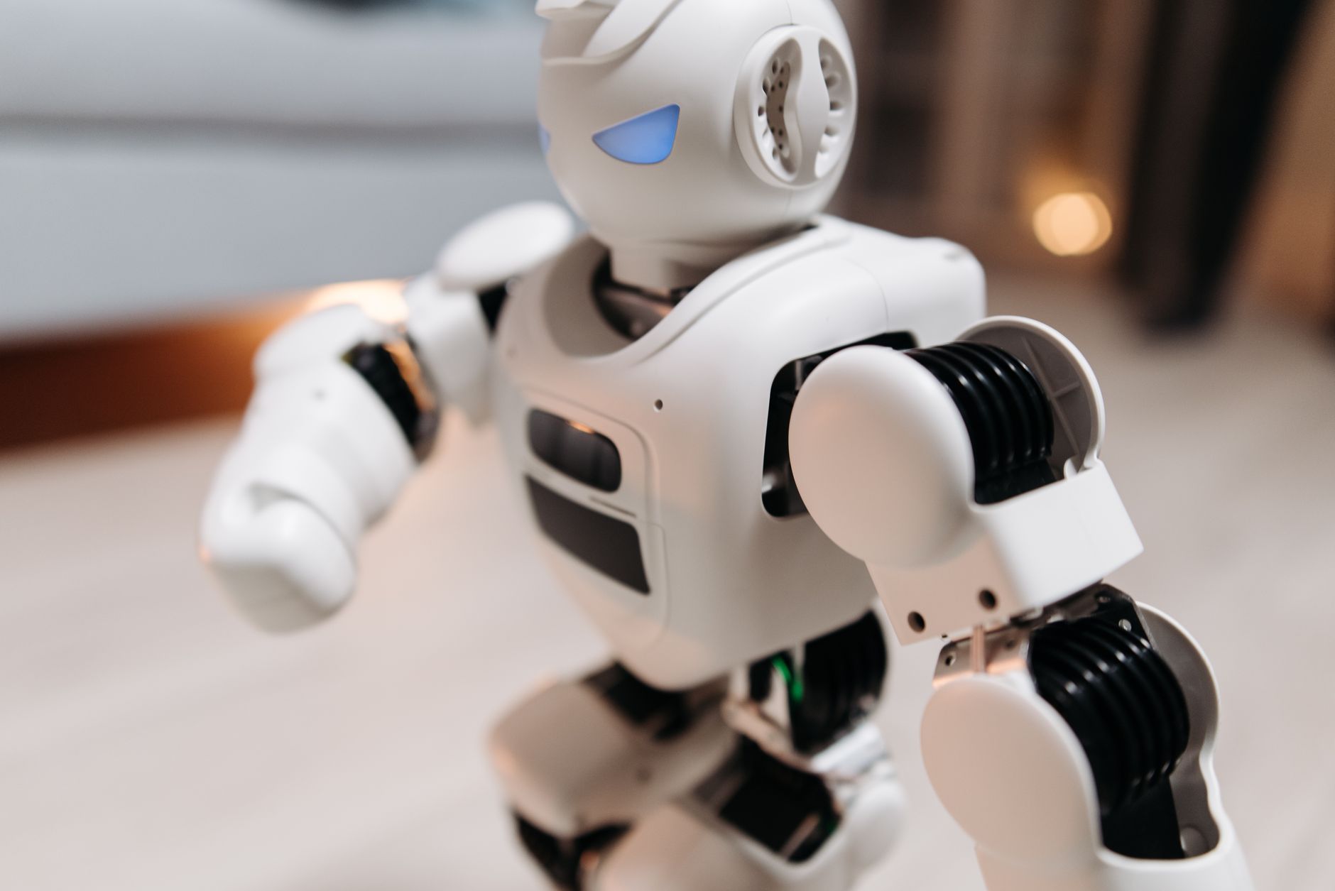 Robot moderne illustrant les défis de l'adoption de l'IA en PME