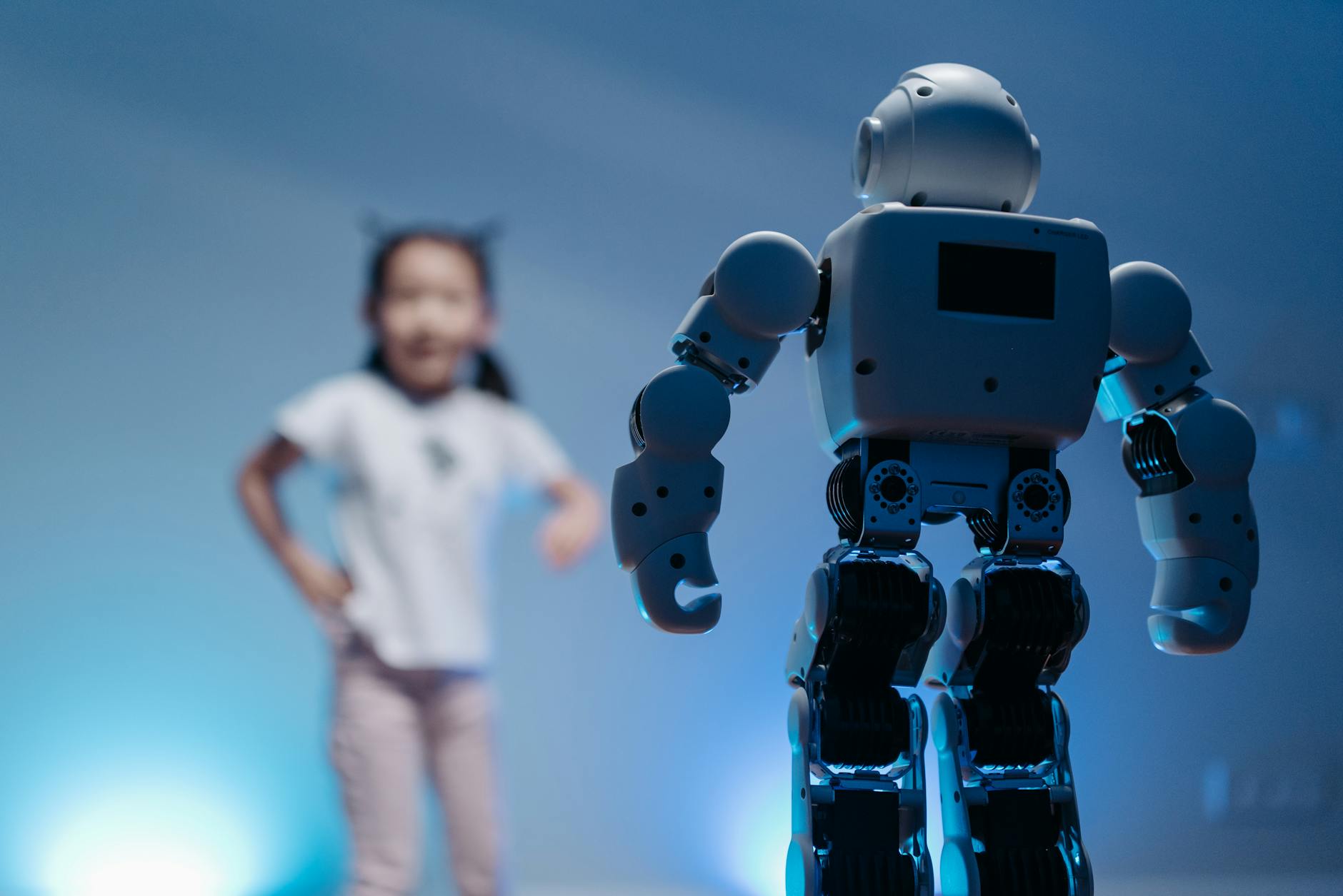 OpenAI 的 Codex 被描绘成一名自主人工智能软件工程师,在数字屏幕上快速生成代码。