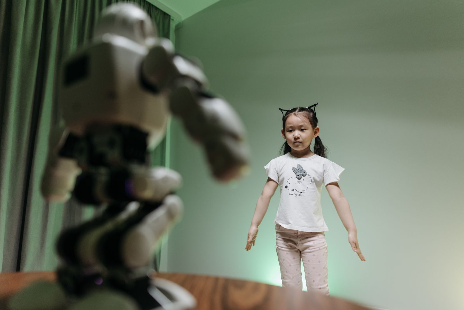 Robô humanoide interagindo com eletrodomésticos na feira