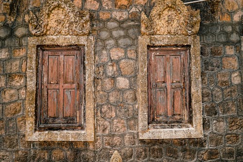 Foto d'estoc gratuïta de exterior, finestra de fusta, mur de pedra