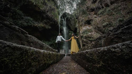 Foto d'estoc gratuïta de amants, cascades, de la mà