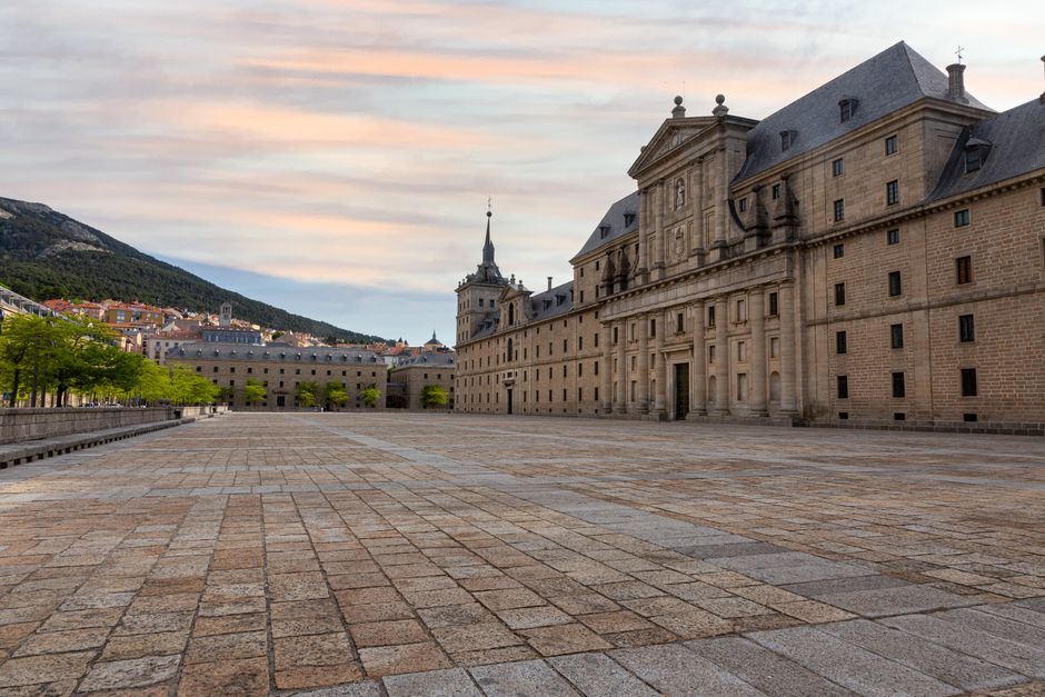 Impresionante vista del Monasterio de El Escorial, un sitio real histórico cerca de Madrid, capturada al atardecer.