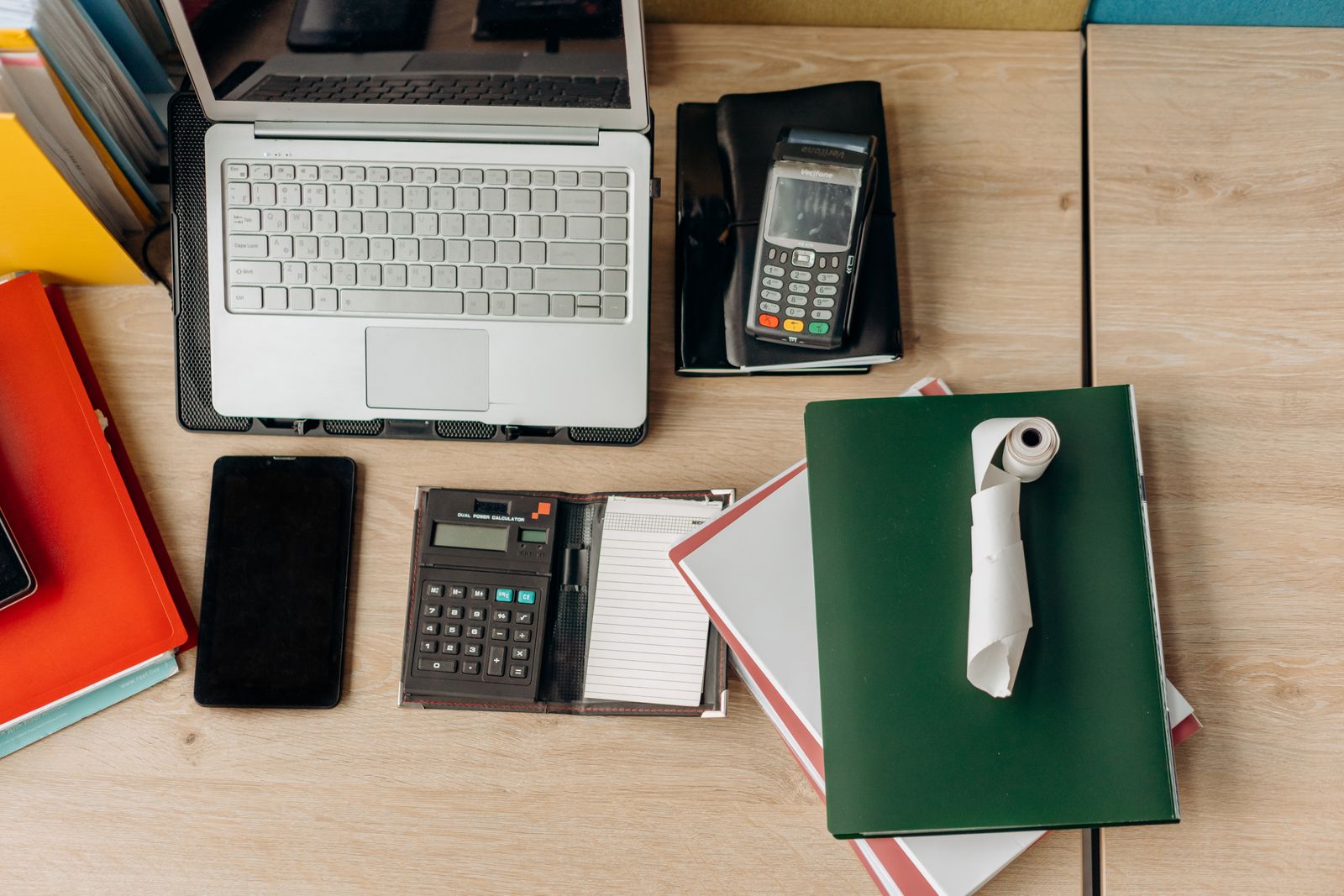 Organized desk na may laptop, calculator at documents para sa ligtas na loan application