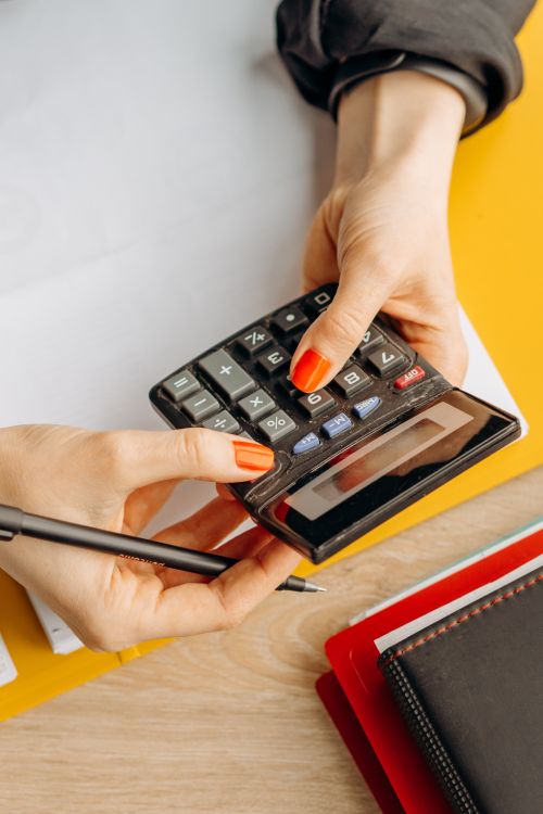 Profissional usando calculadora para analisar custos e rentabilidade